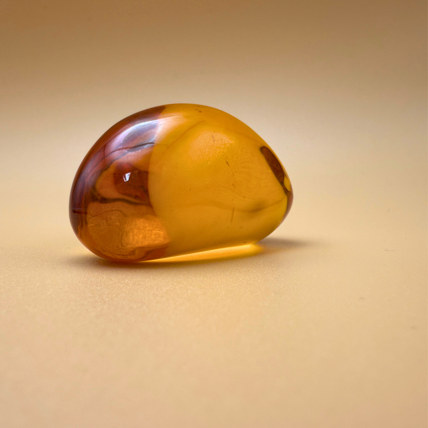 Citrus Glow – Poleret ravfarvet lommesten i citrongul