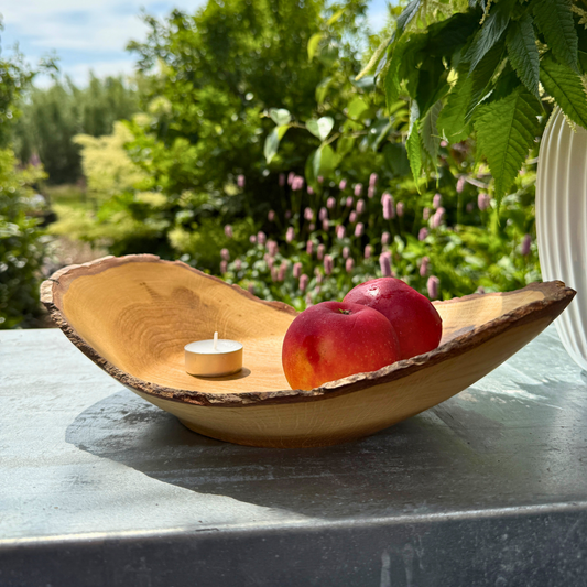 Nydrejet egetræsfad med fuld barkkant