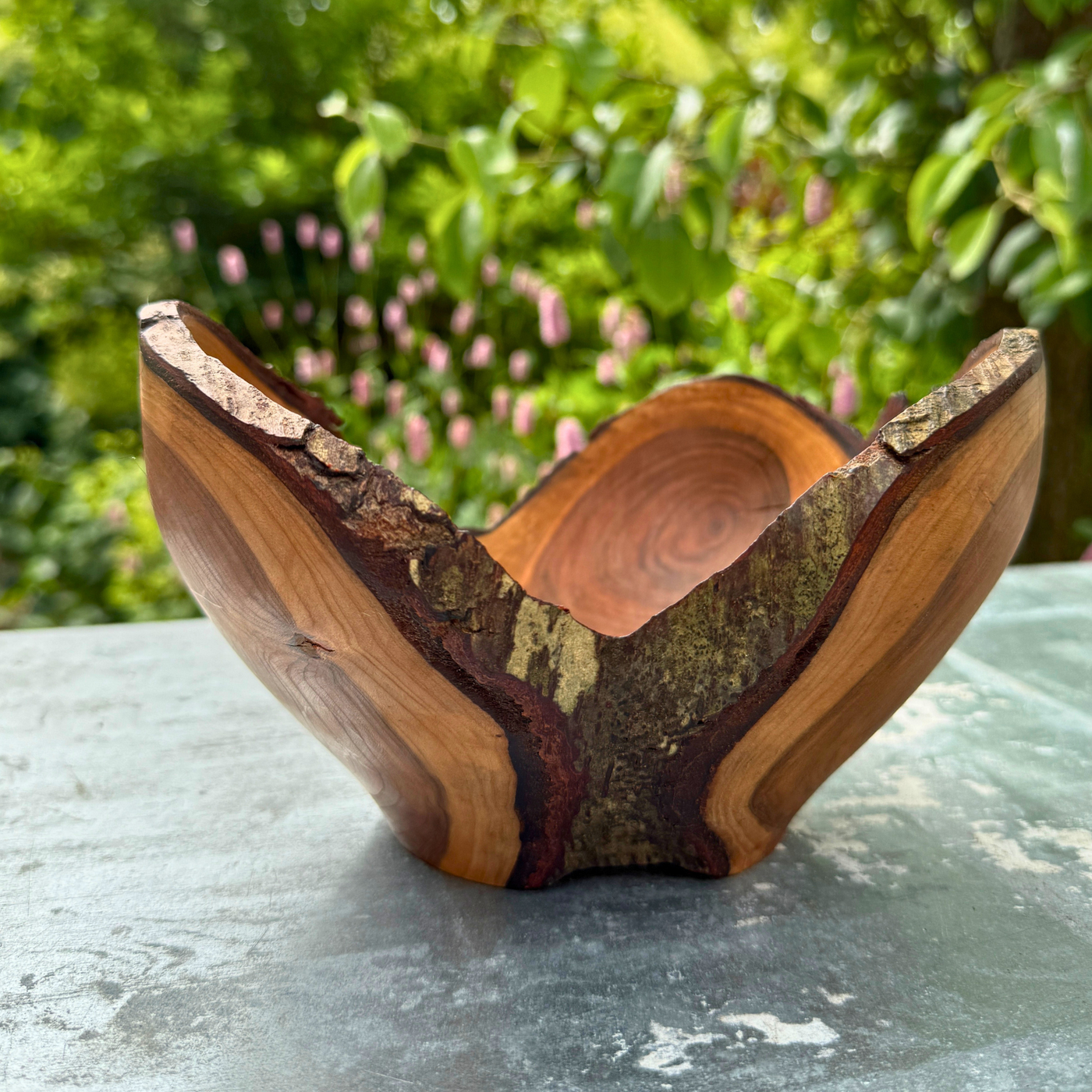 Gaffelformet sort kirsebærskål – Raw Edge Sculpture