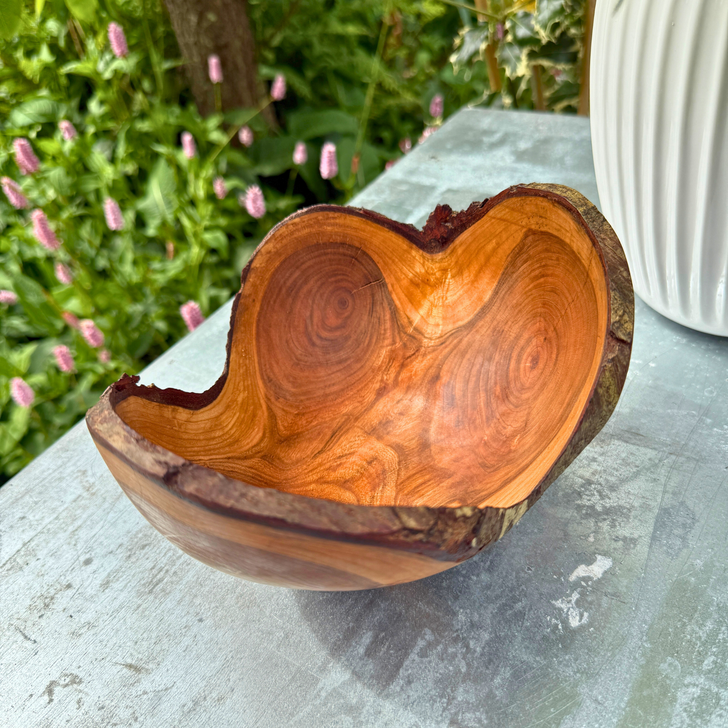 Gaffelformet sort kirsebærskål – Raw Edge Sculpture