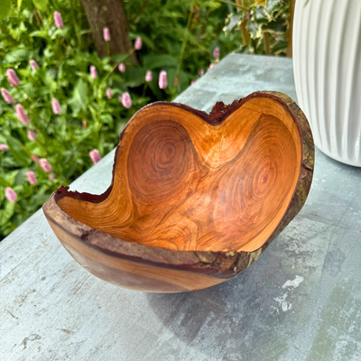 Gaffelformet sort kirsebærskål – Raw Edge Sculpture