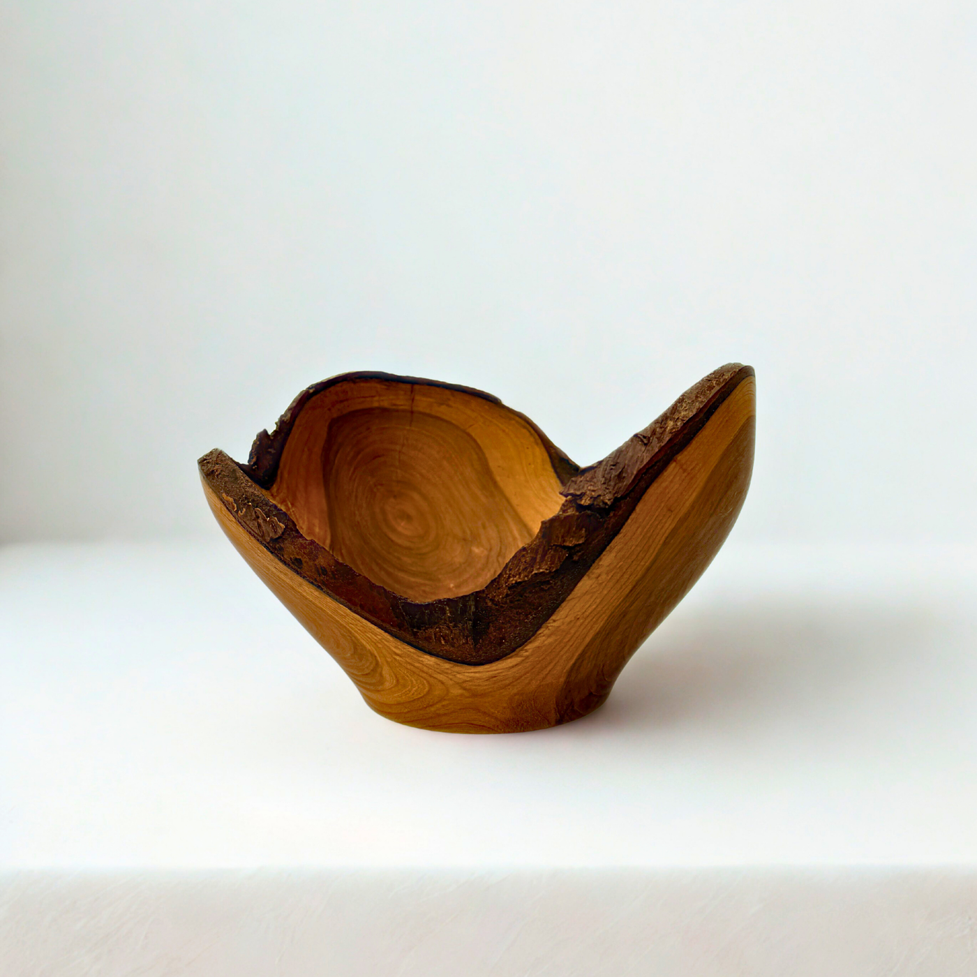 Gaffelformet sort kirsebærskål – Raw Edge Sculpture