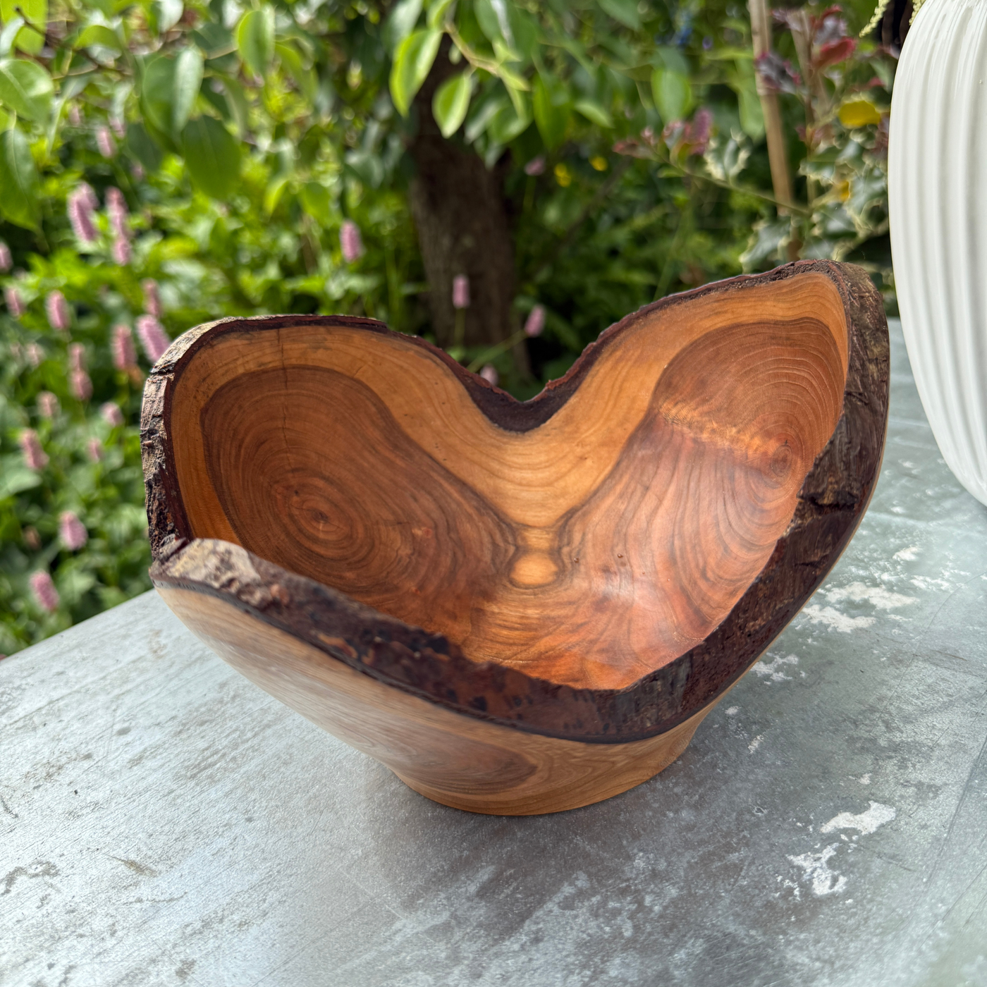 Gaffelformet sort kirsebærskål – Raw Edge Sculpture