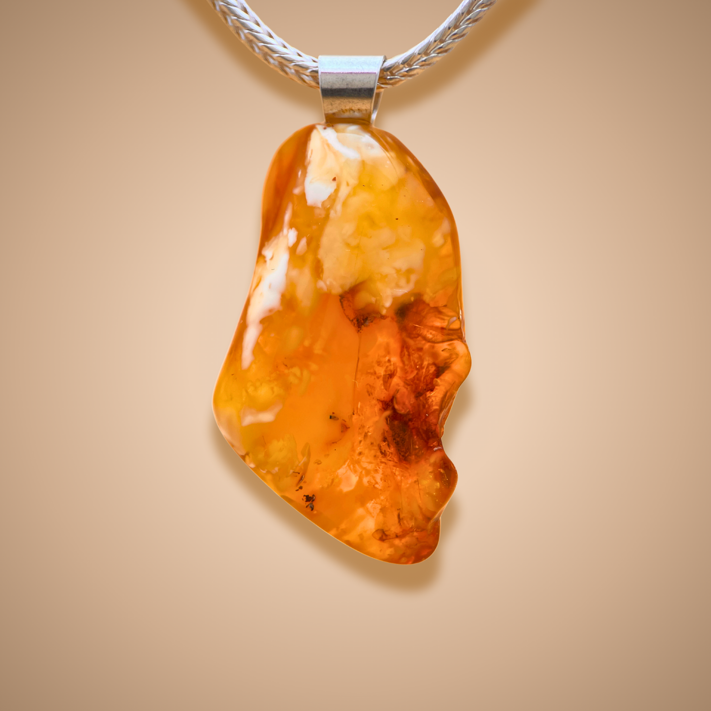 Rav vedhæng med mælkeagtige skyer