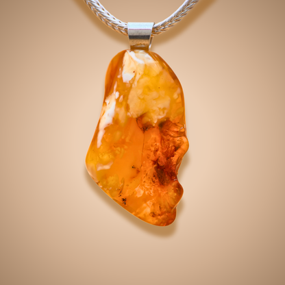 Rav vedhæng med mælkeagtige skyer