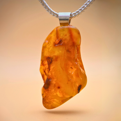 Rav vedhæng med mælkeagtige skyer