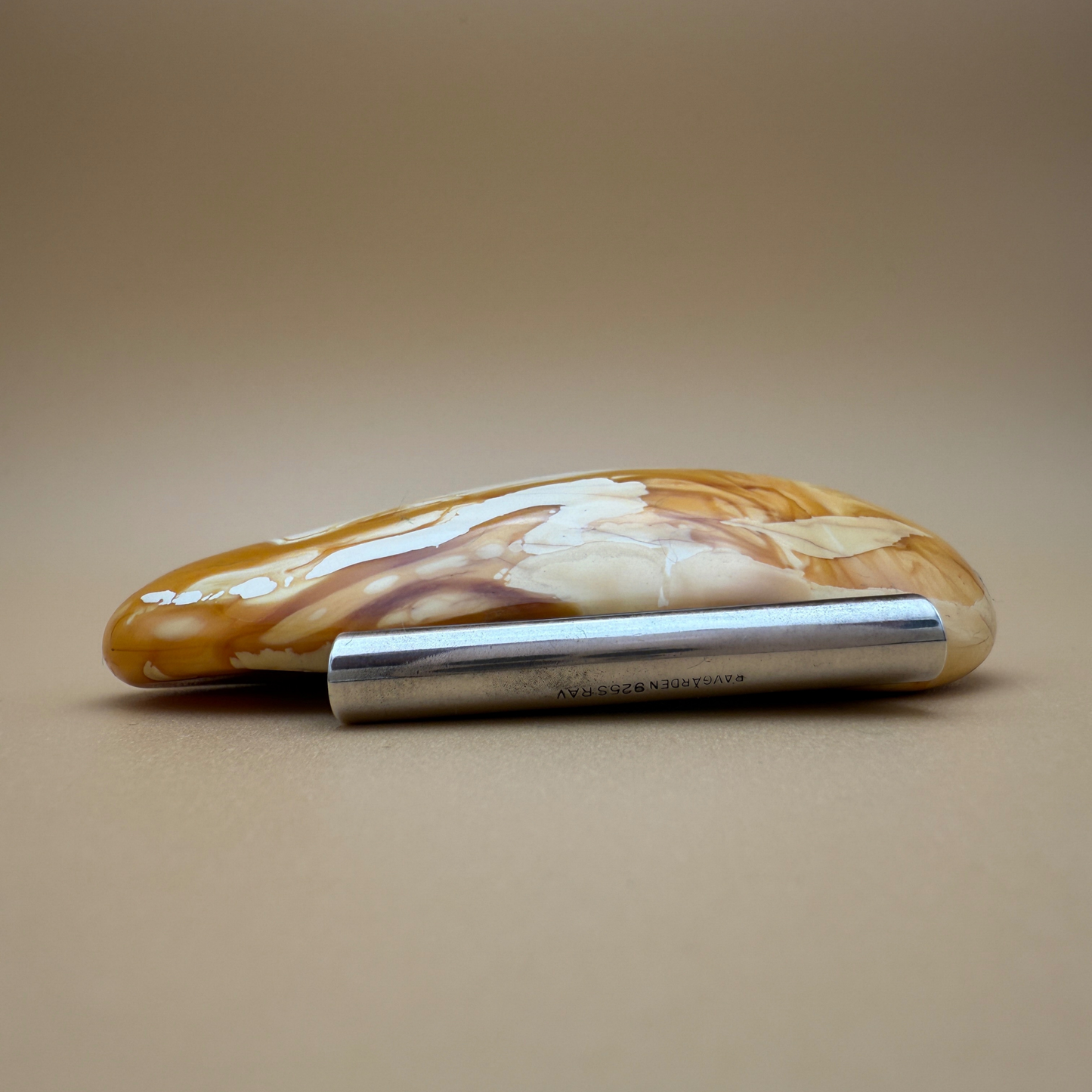 Stort ovalt vedhæng i mælkerav med rør i sterlingsølv