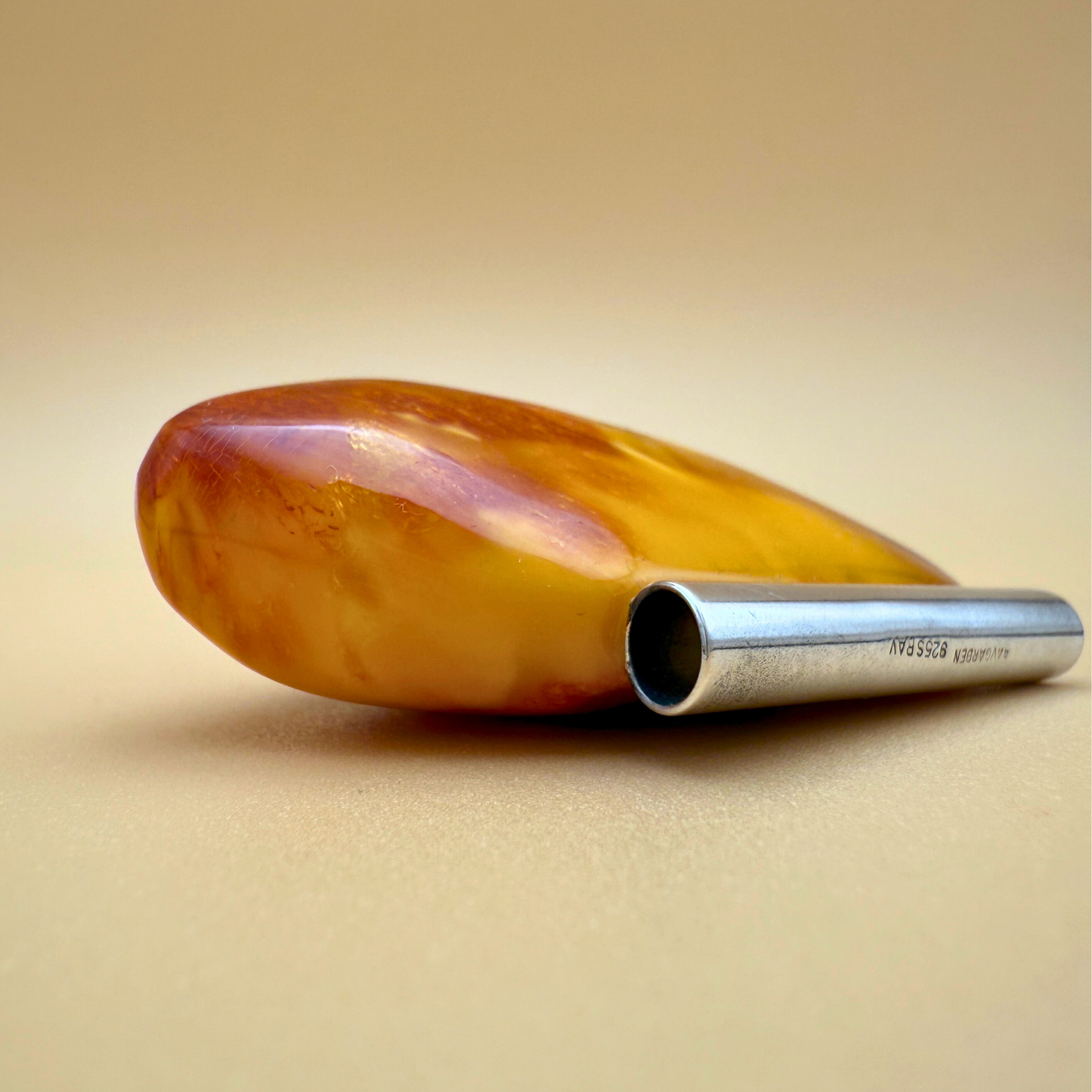 Gyldent ravvedhæng med rør i sterlingsølv