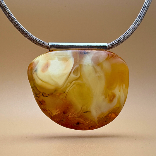 Sjældent ravvedhæng med blå nuance og sterlingsølvrør