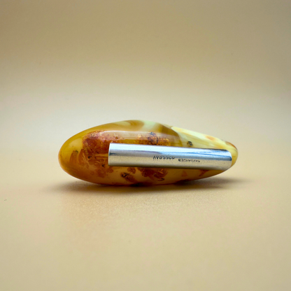 Sjældent ravvedhæng med blå nuance og sterlingsølvrør