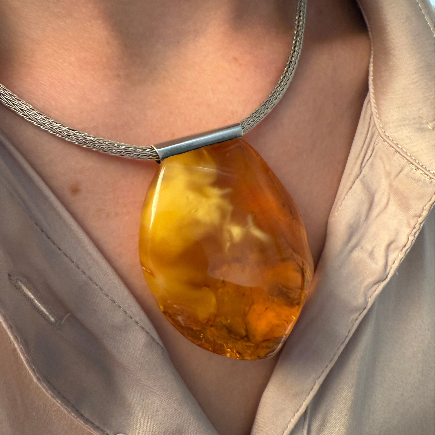 Stort ravvedhæng med rør i sterlingsølv