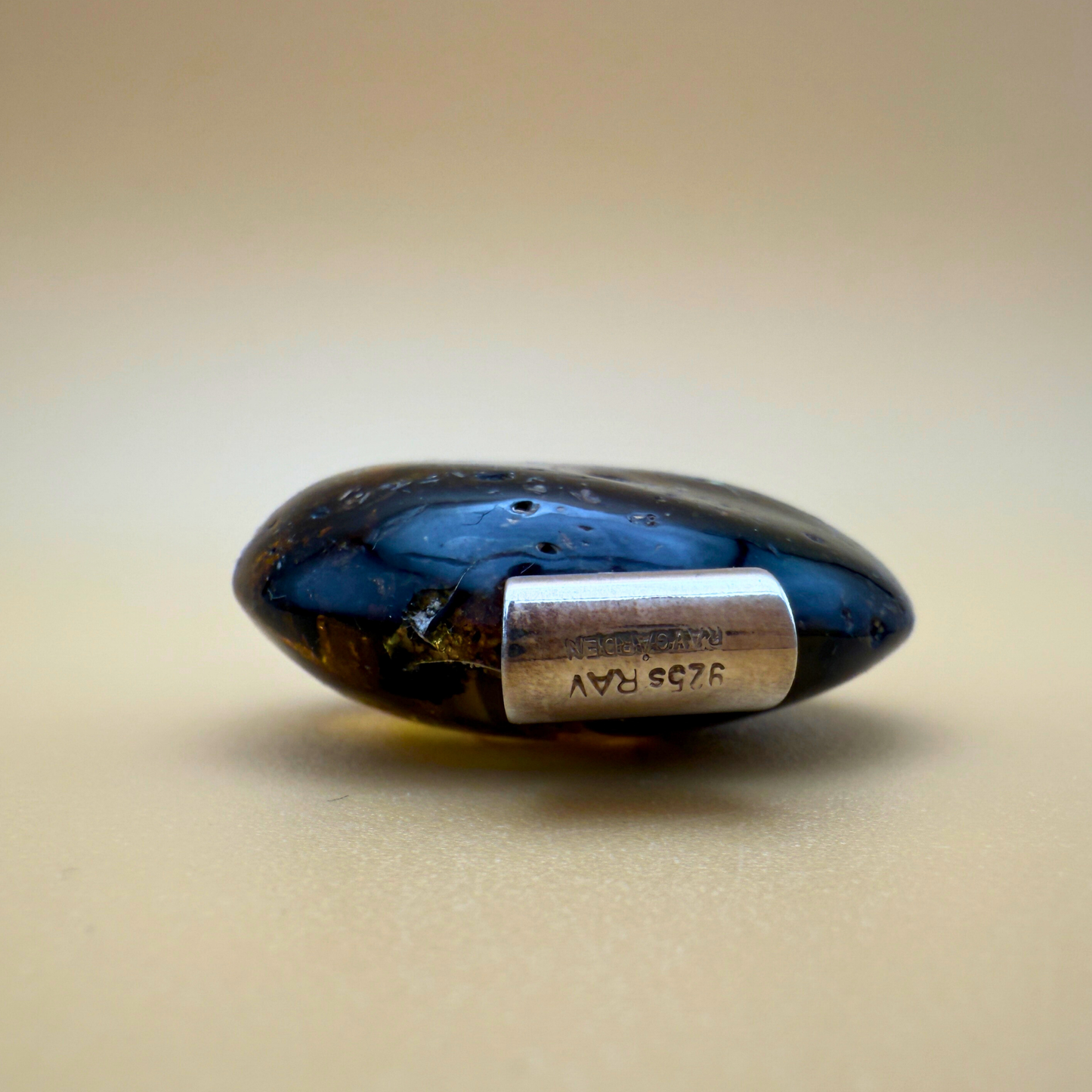 Rundt mosgrønt ravvedhæng med rør i sterlingsølv