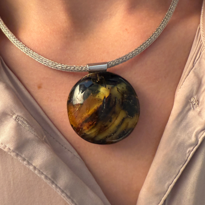 Rundt mosgrønt ravvedhæng med rør i sterlingsølv