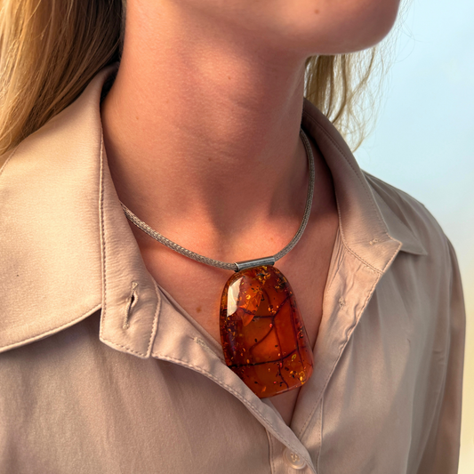 Stort cognacfarvet ravvedhæng med rør i sterlingsølv