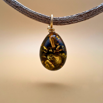 Dråbeformet rav vedhæng i grøn rav med 14 kt guld øsken