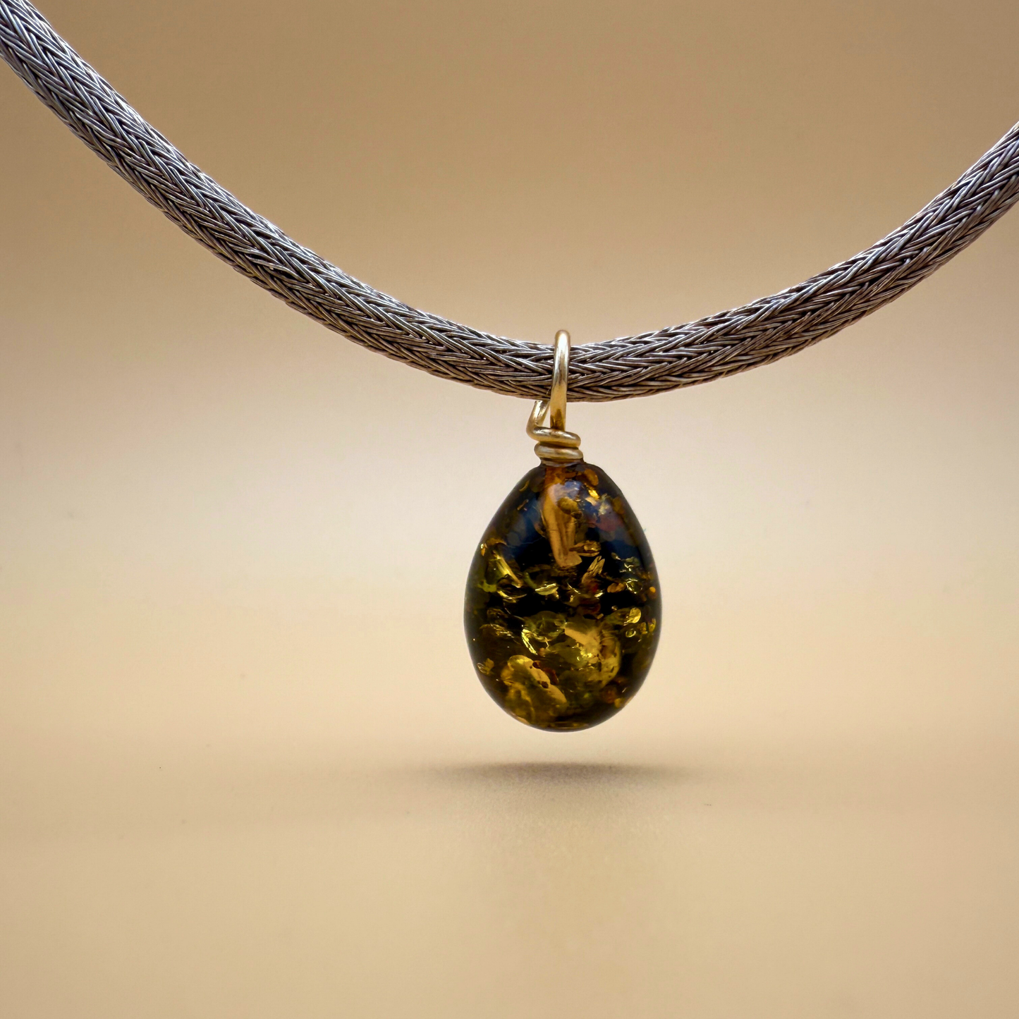 Grøn ravdråbevedhæng – 14 karat guld