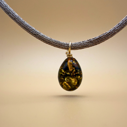 Grøn ravdråbevedhæng – 14 karat guld