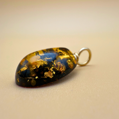 Grøn ravdråbevedhæng – 14 karat guld