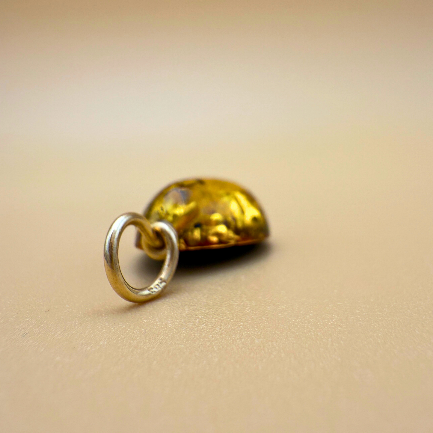 Grøn ravdråbevedhæng – 14 karat guld