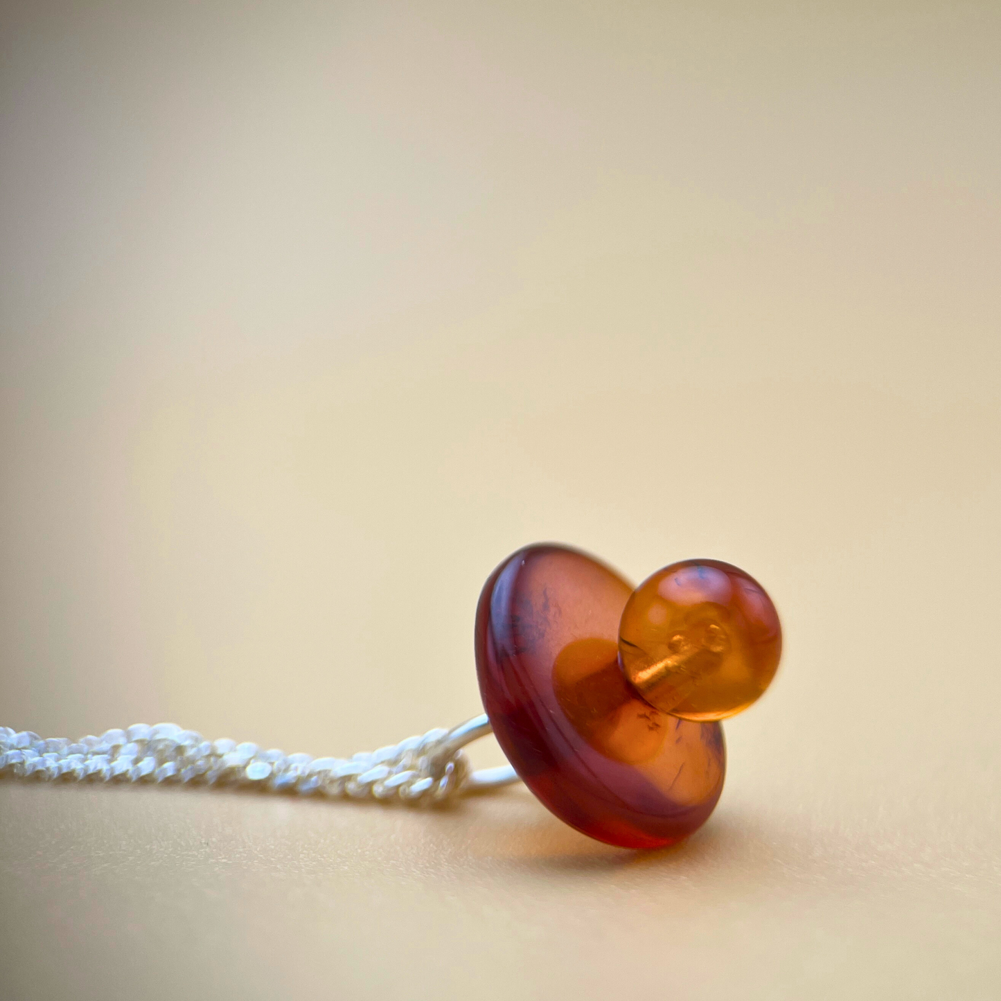 Amber Binky vedhæng med kæde